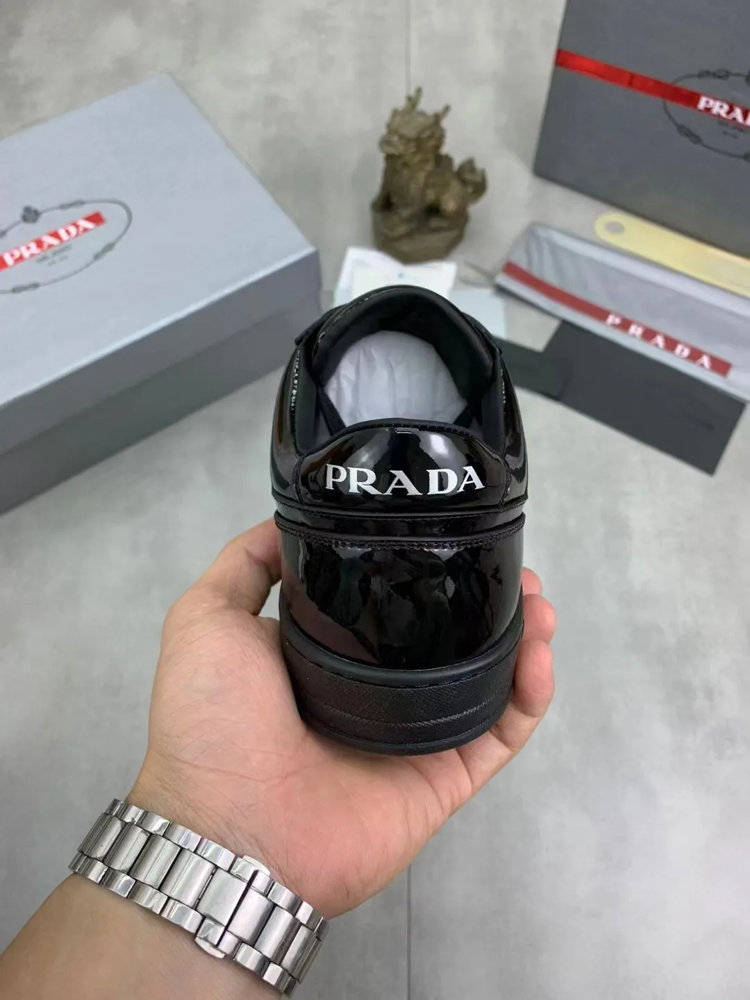 P380 Yuan 38-45 Prada Prada’s new men’s leather sports shoes, the highest version on the market, any comparison is welcome🆚! The original leather has excellent texture and is super high-end! Fetal sheep net lining imported from Italy, removable pad! Luxurious materials and fine workmanship, highly recommended!